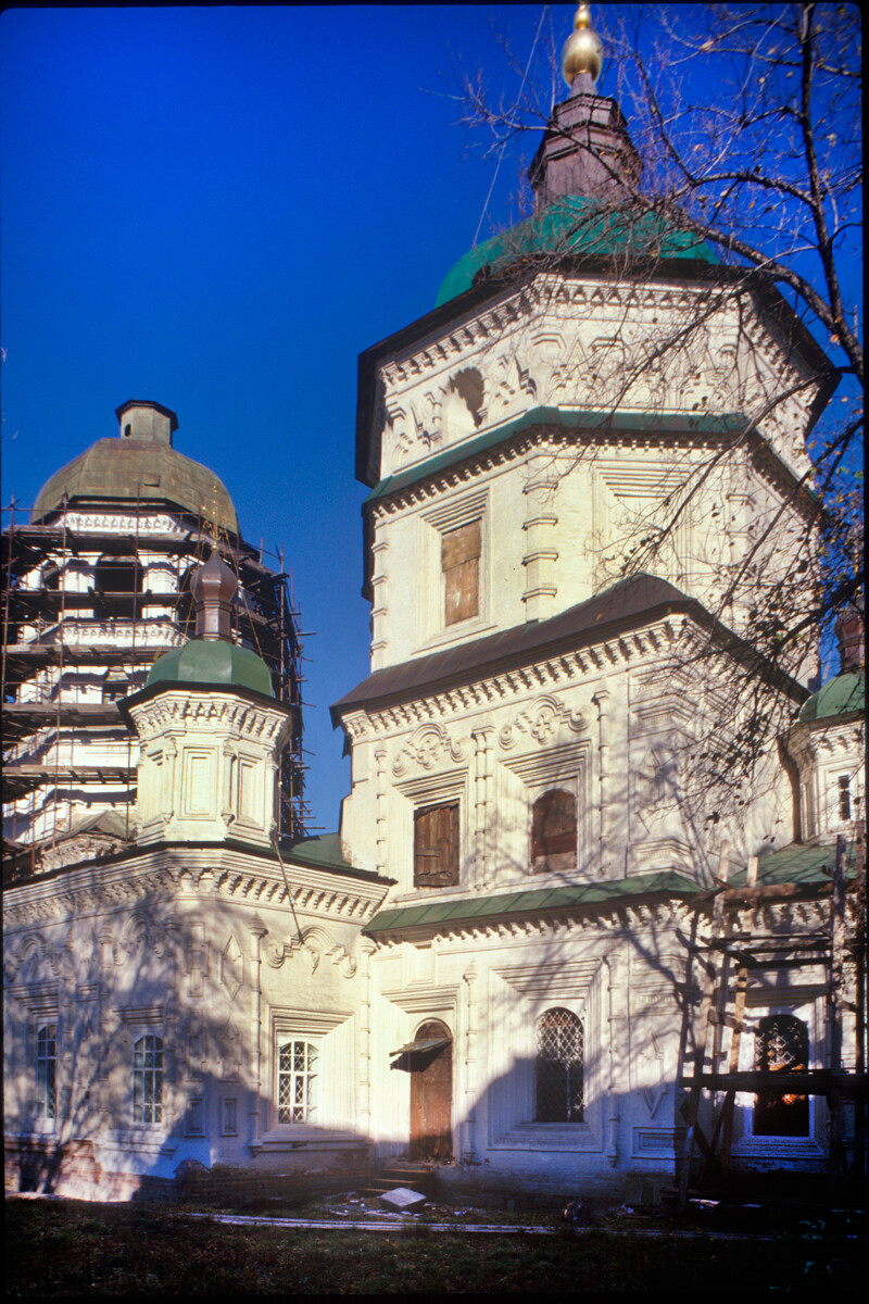 Irkoutsk. Église de la Trinité (1754-75). Vue sud-est. Décor de façade «baroque sibérien»
