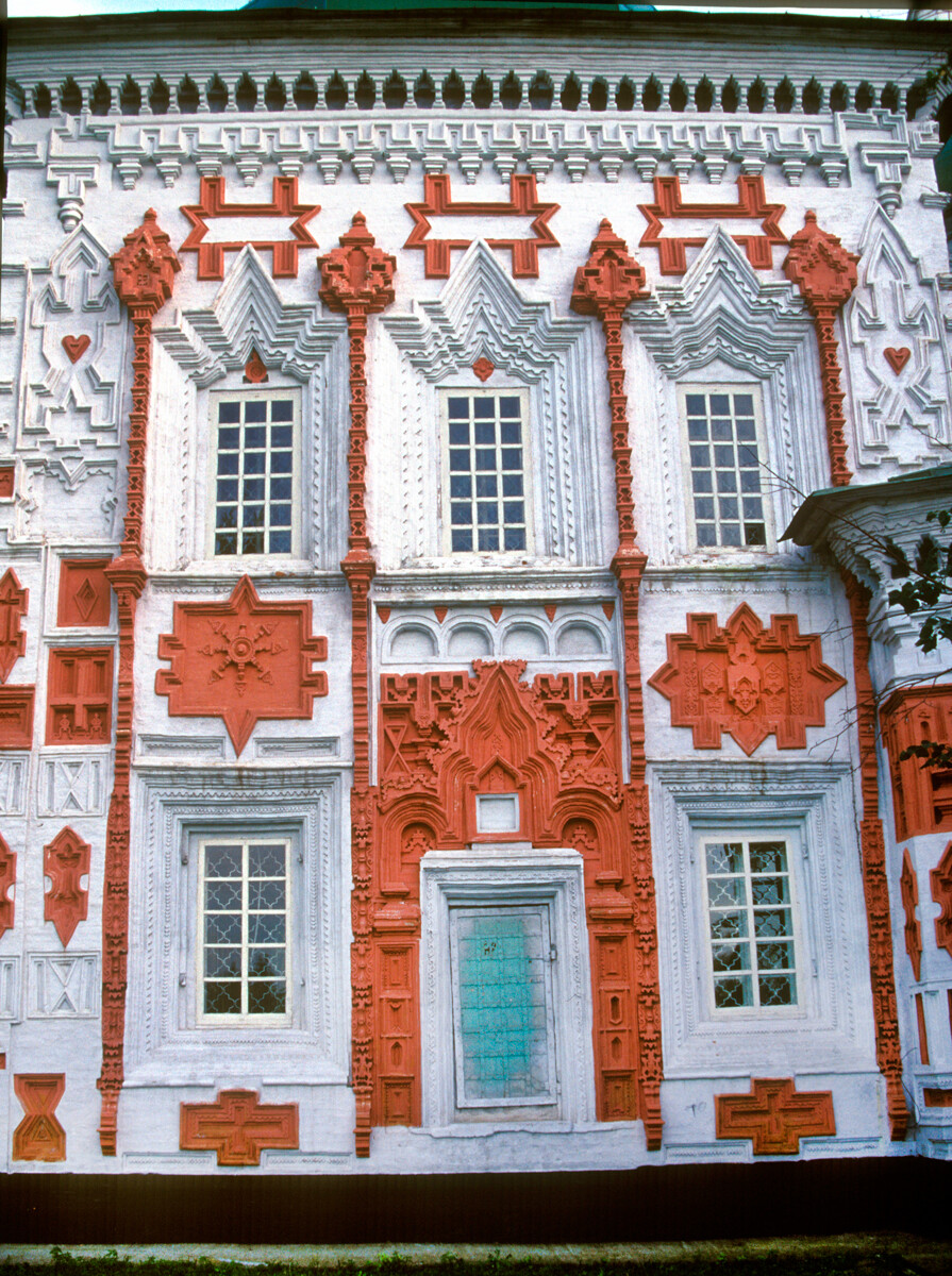 Église de l’Elévation-de-la-Croix. Façade nord avec des éléments décoratifs distinctifs en terre cuite