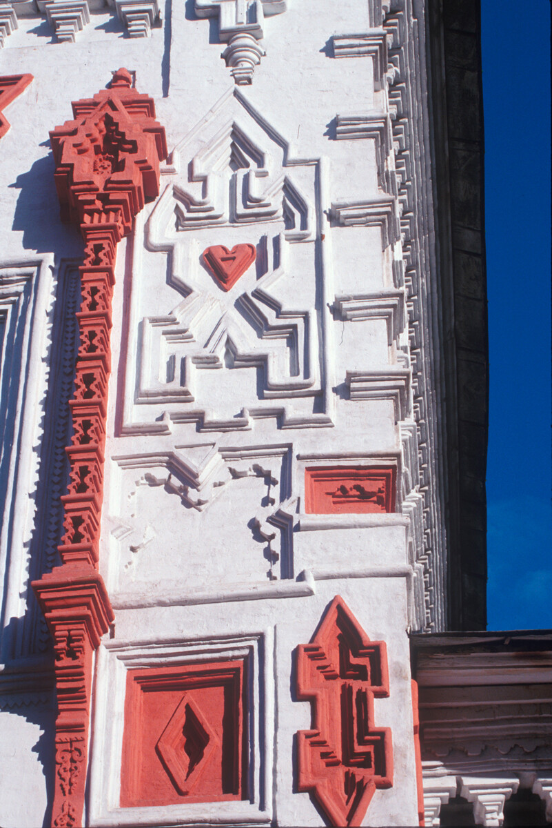 Église de l’Elévation-de-la-Croix. Façade sud avec des éléments décoratifs en terre cuite, dont une figure symbolique avec un cœur