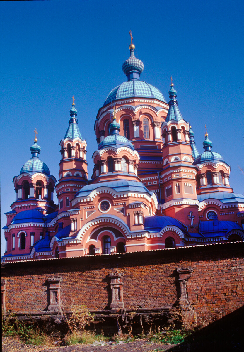 Cathédrale de l’Icône-de-la-Vierge-de-Kazan (1885-92). Vue sud. Construite dans un style russo-byzantin massif avec une coloration inhabituelle de la façade