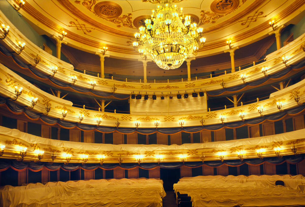 Théâtre d’Irkoutsk. Vue de la scène vers les loges et les balcons