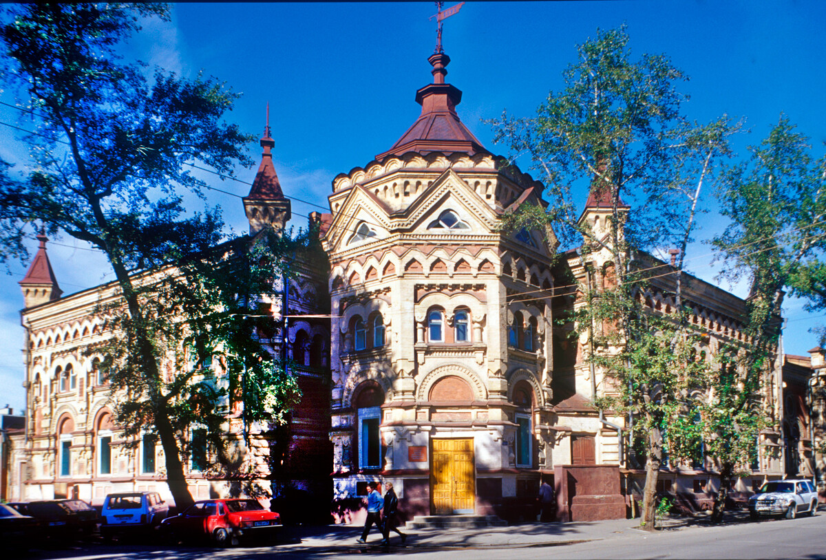 Bâtiment Vtorov (1897). Construit comme un magasin par le célèbre marchand sibérien Alexandre Vtorov. Depuis 1936, Palais de la créativité des enfants (5, rue Jeliabov)