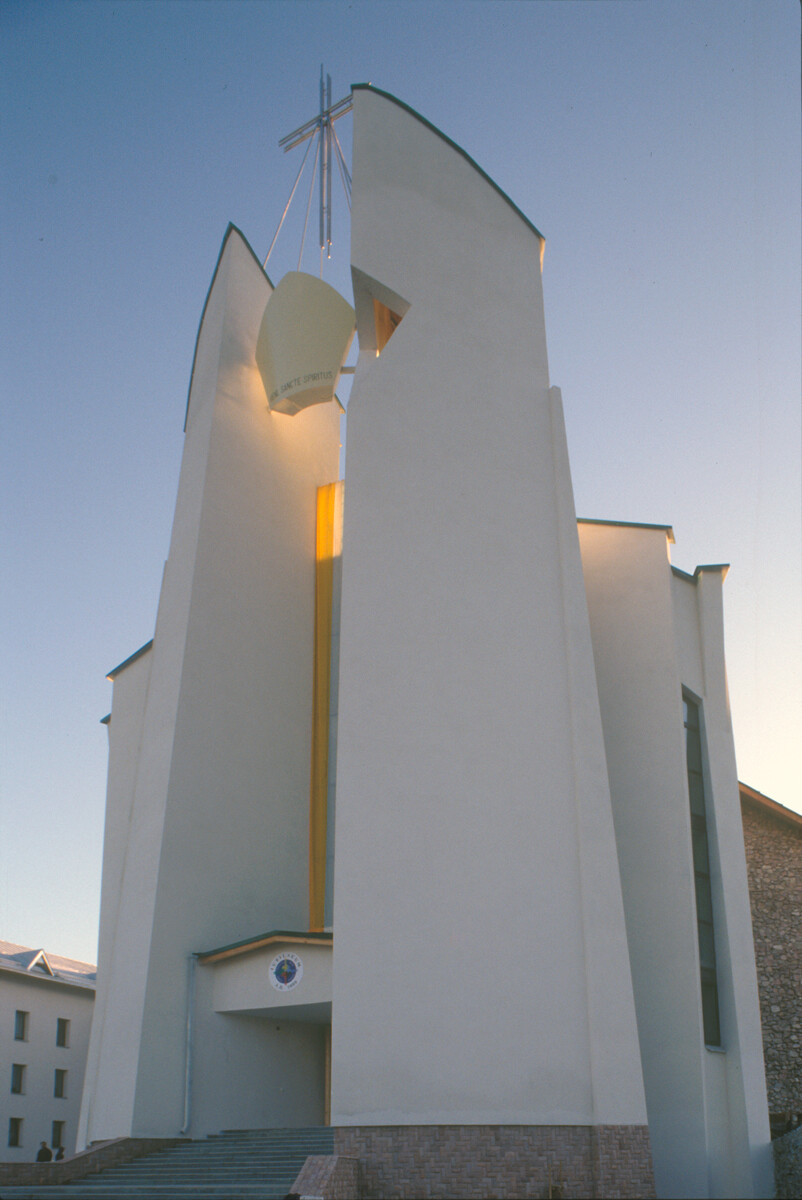 Cathédrale catholique du Cœur-Immaculé-de-la-Vierge-Marie. Vue peu après la consécration, des rayons du soleil du soir traversant la tour au-dessus de l’entrée principale