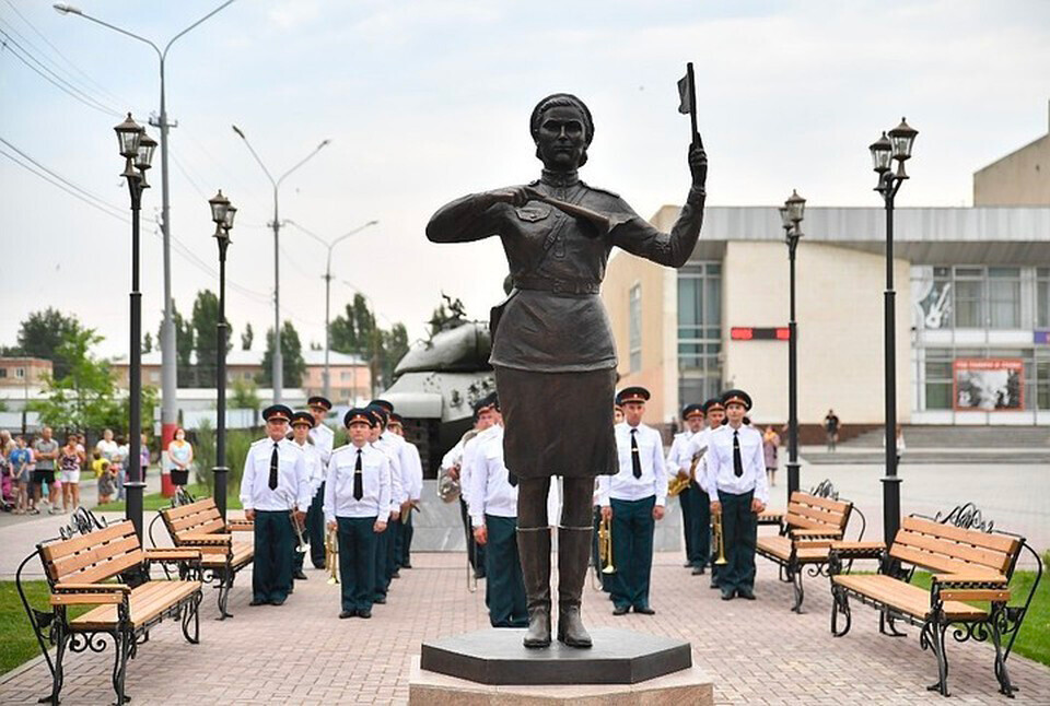 Um monumento à “controladora de tráfego da Vitória” na região de Saratov.
