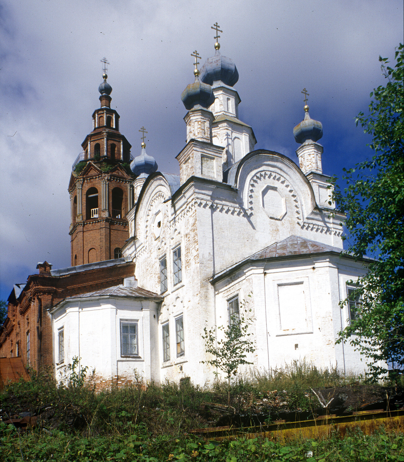 Vue sud-est de l’église de la Résurrection (1750-1754) et clocher (1908-1911)