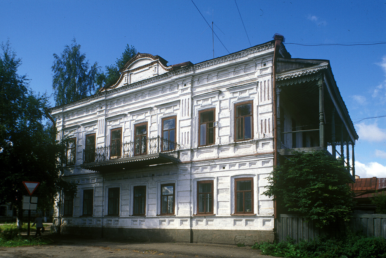 E. Casa de N. Chernij, calle Engels 21. 13 de agosto de 2000
