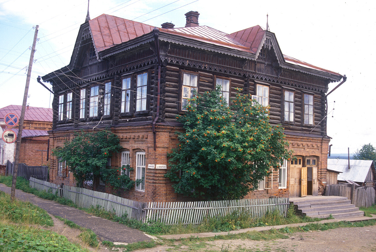 Casa de A. Golovín, esquina de la calle Comunista 73 y la calle Volodarski. 15 de agosto de 2000
