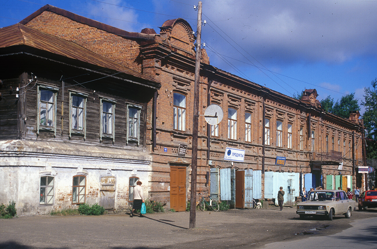 Edificio municipal y tienda de los hermanos Ossovsky, calle de la Dormición 70. 13 de agosto de 2000