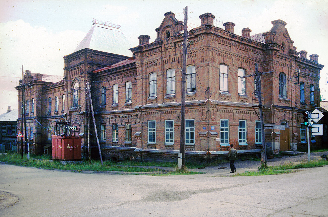 Escuela de Comercio, calle Komsomol 43. 14 de agosto de 2000