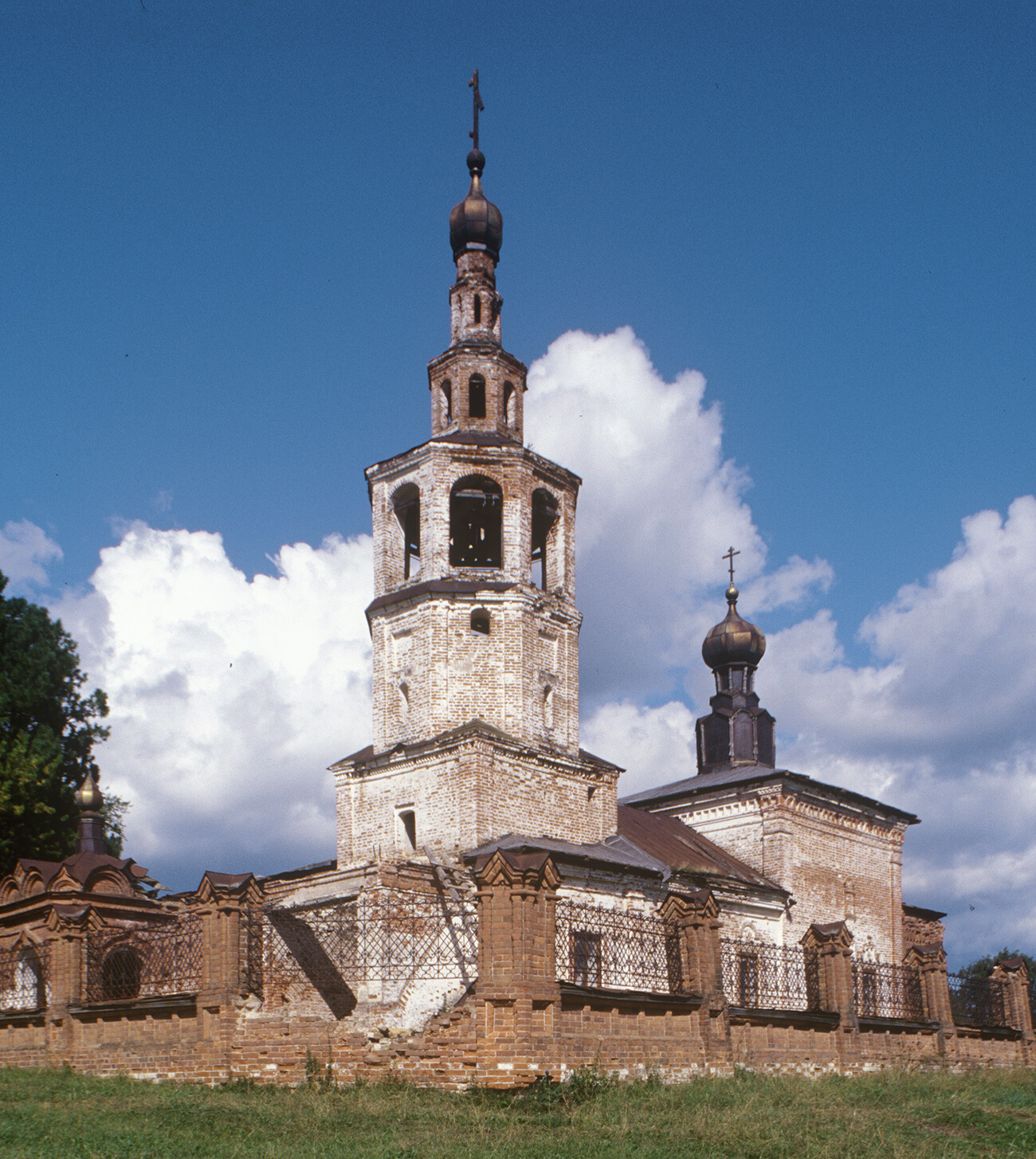 Iskor. Iglesia de la Natividad de Cristo (1782-93), vista suroeste. 14 de agosto de 2000