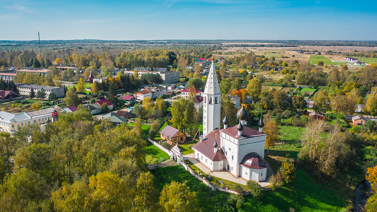 Vista aérea del pueblo de Viátskoie y la Iglesia de la Resurrección.