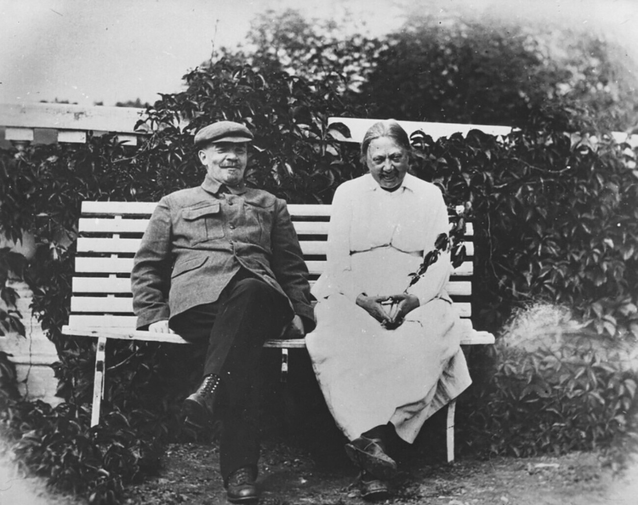 Vladímir Lenin y Nadezhda Krúpskaya en Gorki, cerca de Moscú.