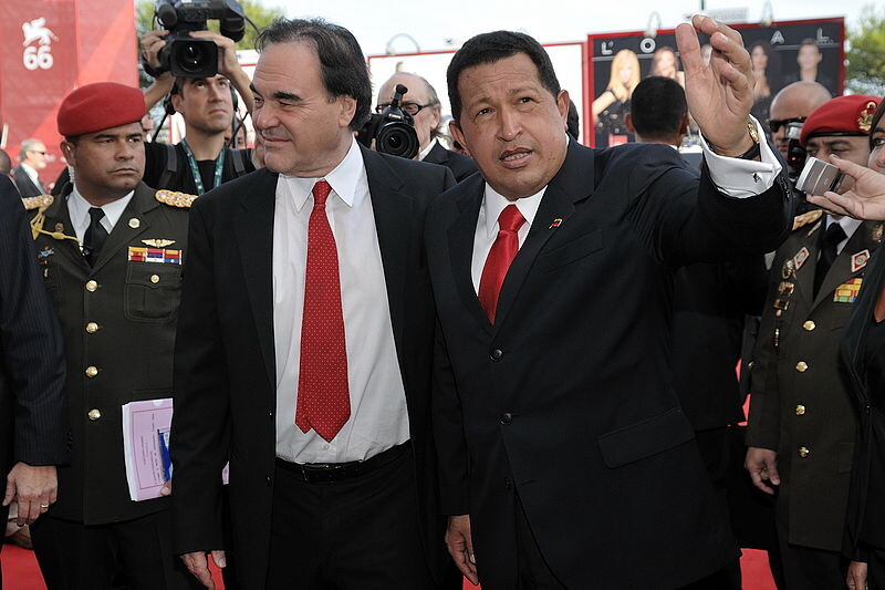 Oliver Stone junto a Hugo Chávez en 2009 asistiendo al Festival de Cine de Venecia. Stone dirigió el documental ‘Mi amigo Hugo’.