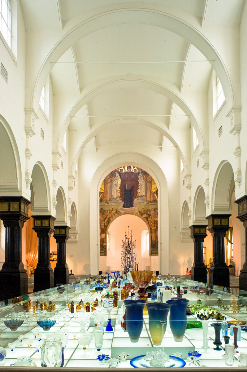 Église Saint-Georges. Au premier plan, le musée du cristal. A l’arrière-plan, le chœur et sa mosaïque représentant la Vierge en gloire