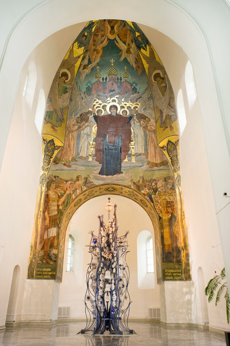 Église Saint-Georges. Le chœur et sa mosaïque représentant la Vierge en gloire