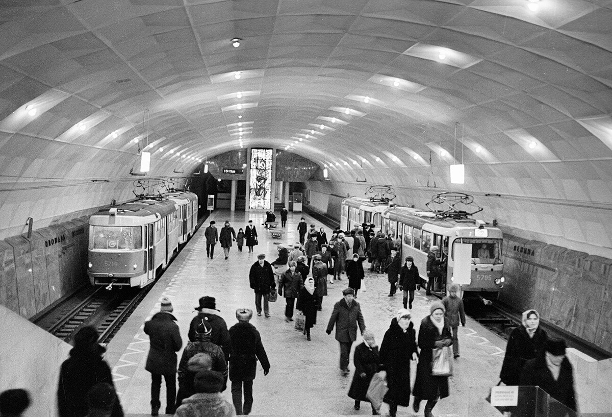 Estação Ploshchad Ilyicha em 1987.