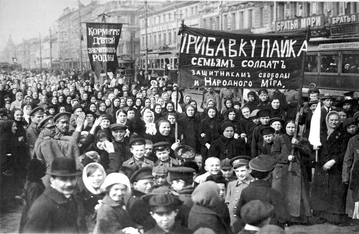 Manifestação de trabalhadoras da fábrica de Putilov no primeiro dia da Revolução de Fevereiro de 1917.