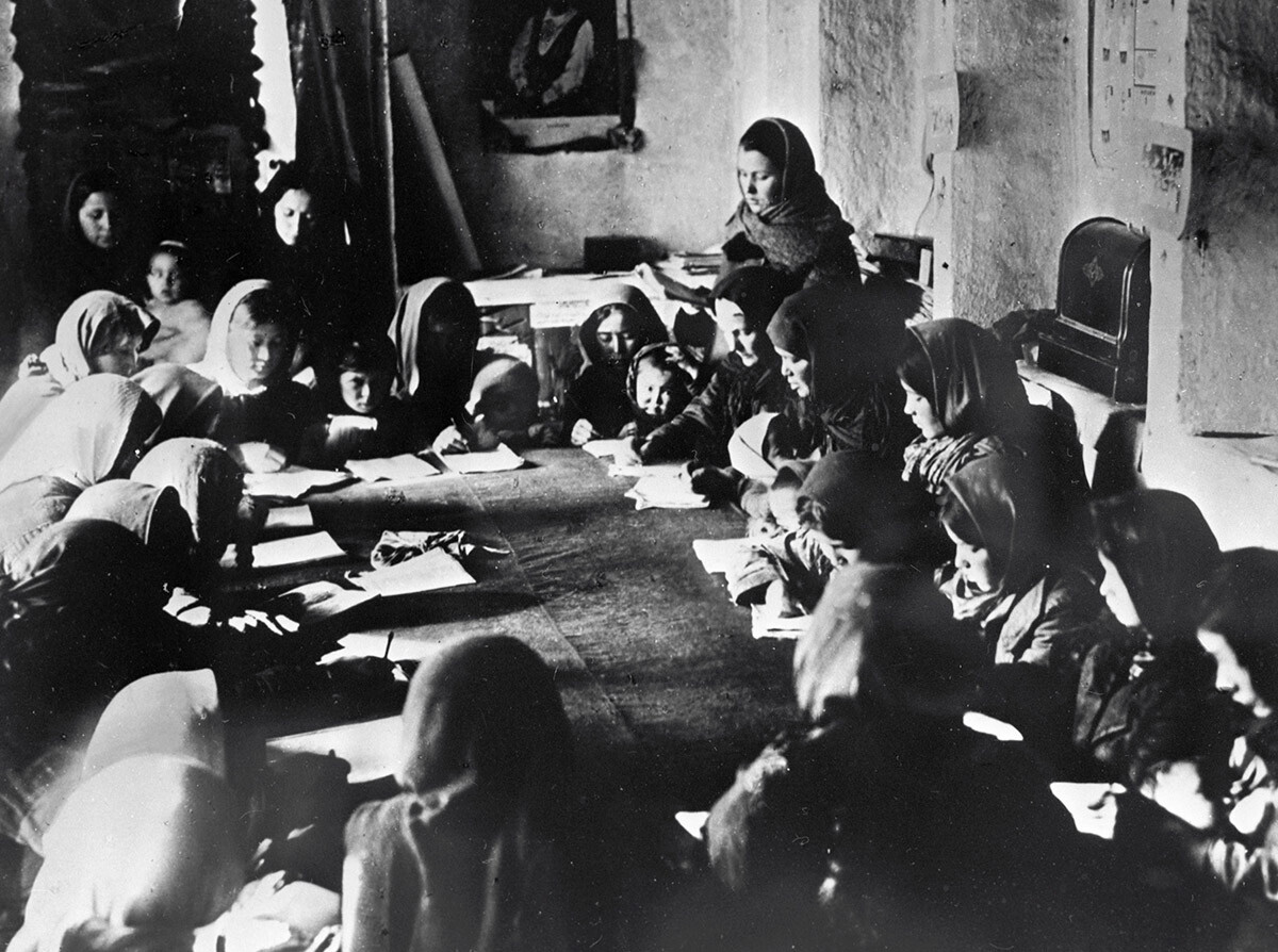Estudantes com os filhos em uma aula em um clube feminino, 1928.