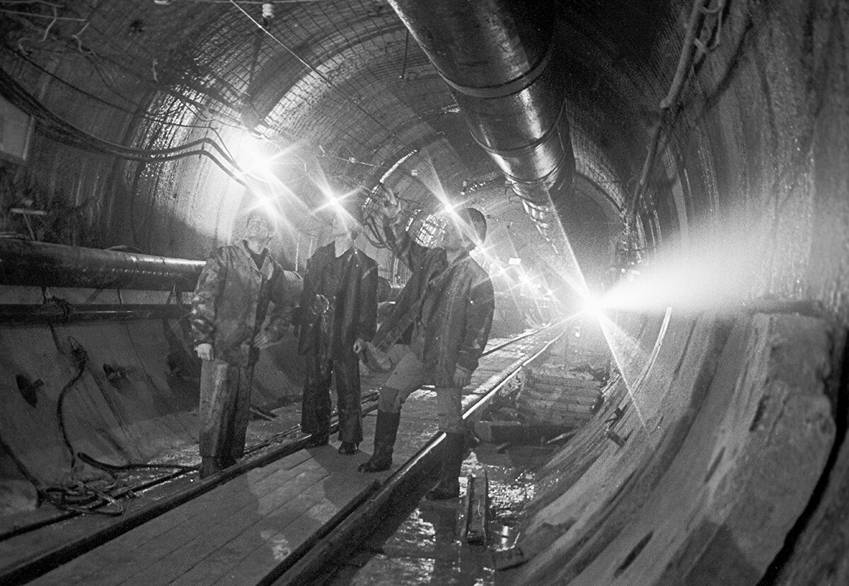 Túnel Severomúiski em uma das seções da Linha Principal Baikal-Amur corta a cordilheira Severomúiski da República Socialista Soviética Autônoma da Buriátia. O comprimento do túnel é de 15.343 metros.