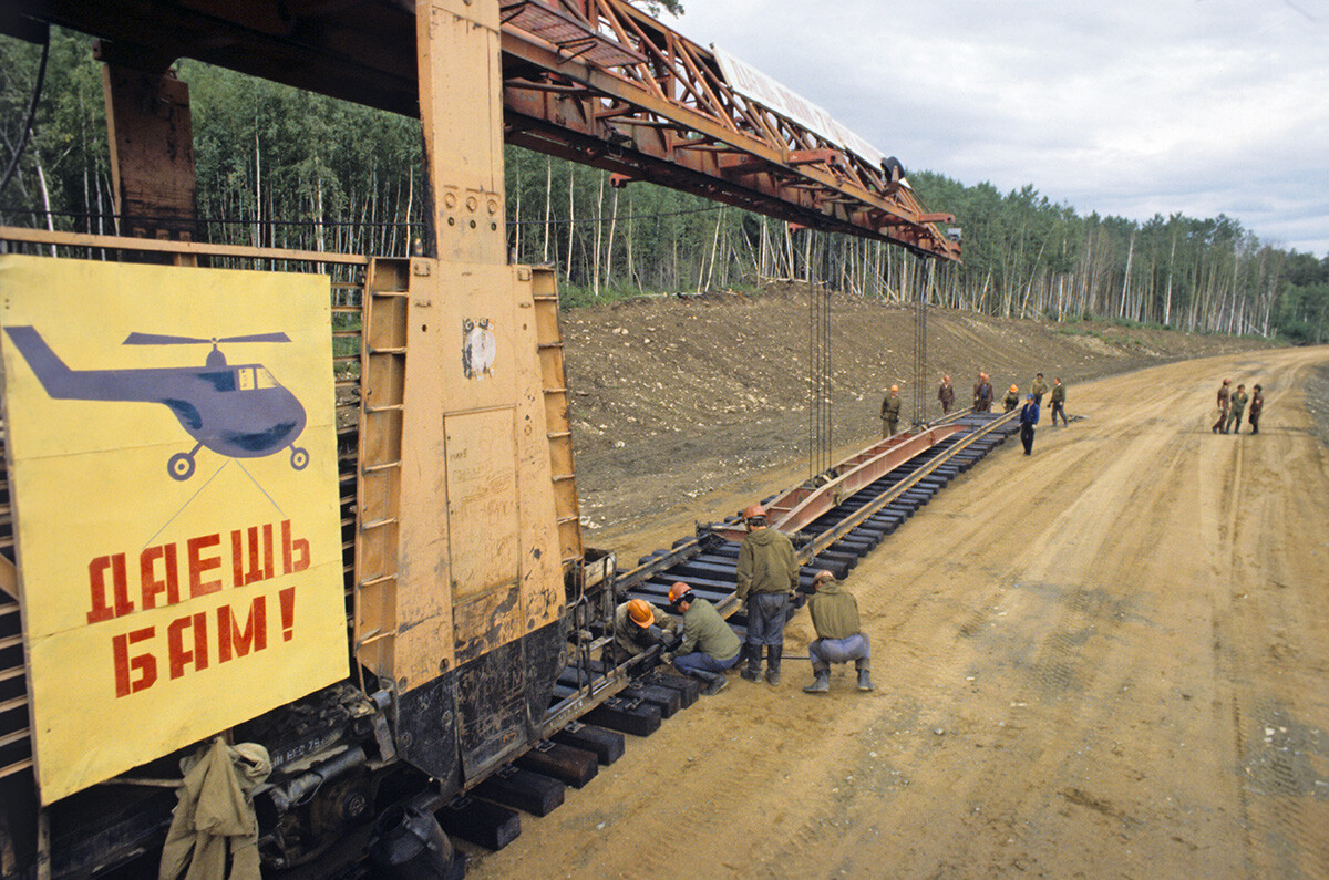 Construção de um trecho da Linha Principal Baikal-Amur no território da República Socialista Soviética Autônoma da Buriátia.