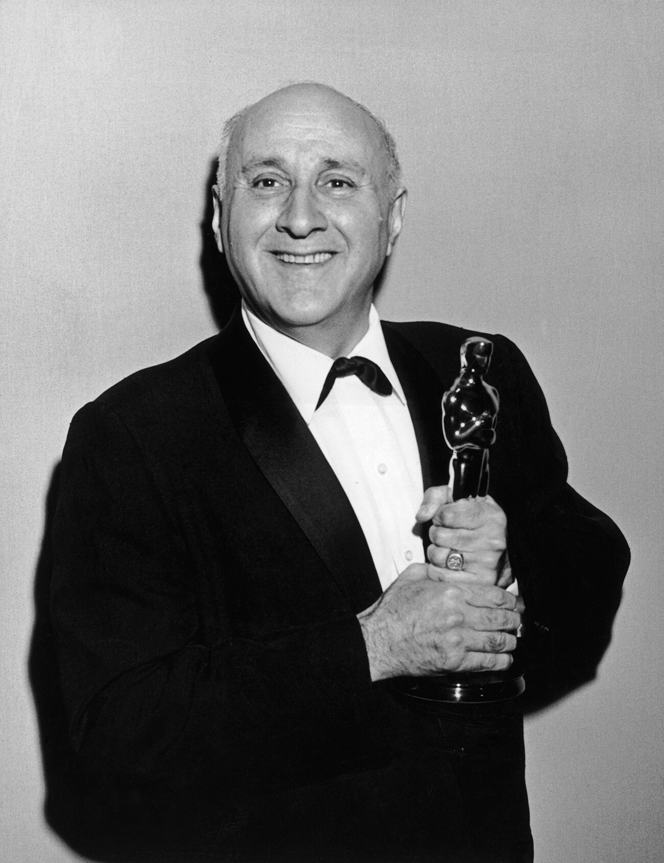 Dmitri Tiomkine reçoit l'Oscar de la meilleure musique de film Le Vieil Homme et la Mer, le 6 avril 1959