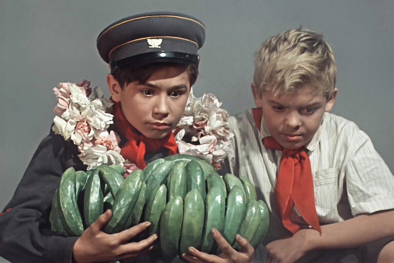 Heróis do filme “Starik Hottábitch” com bananas verdes artificiais, 1956.