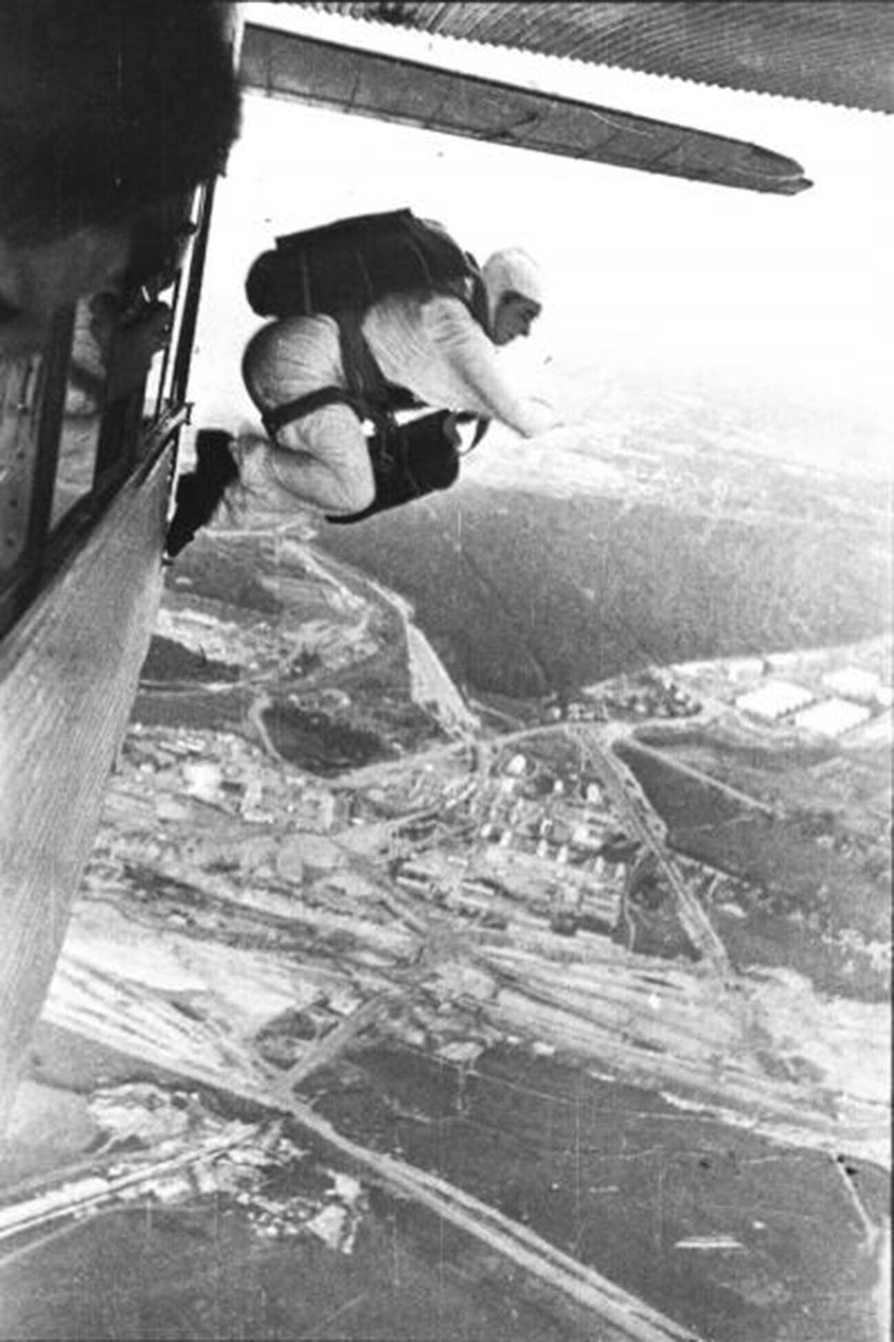 Salto de Liuba Berlín desde el avión Pravda en el festival aéreo de Túshino.