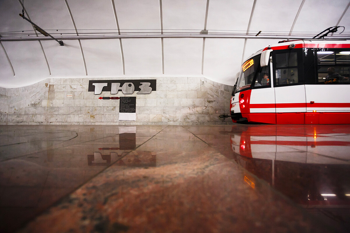 Un tranvía de alta velocidad en la estación de metro Teatro del Joven Espectador de Volgogrado. 
