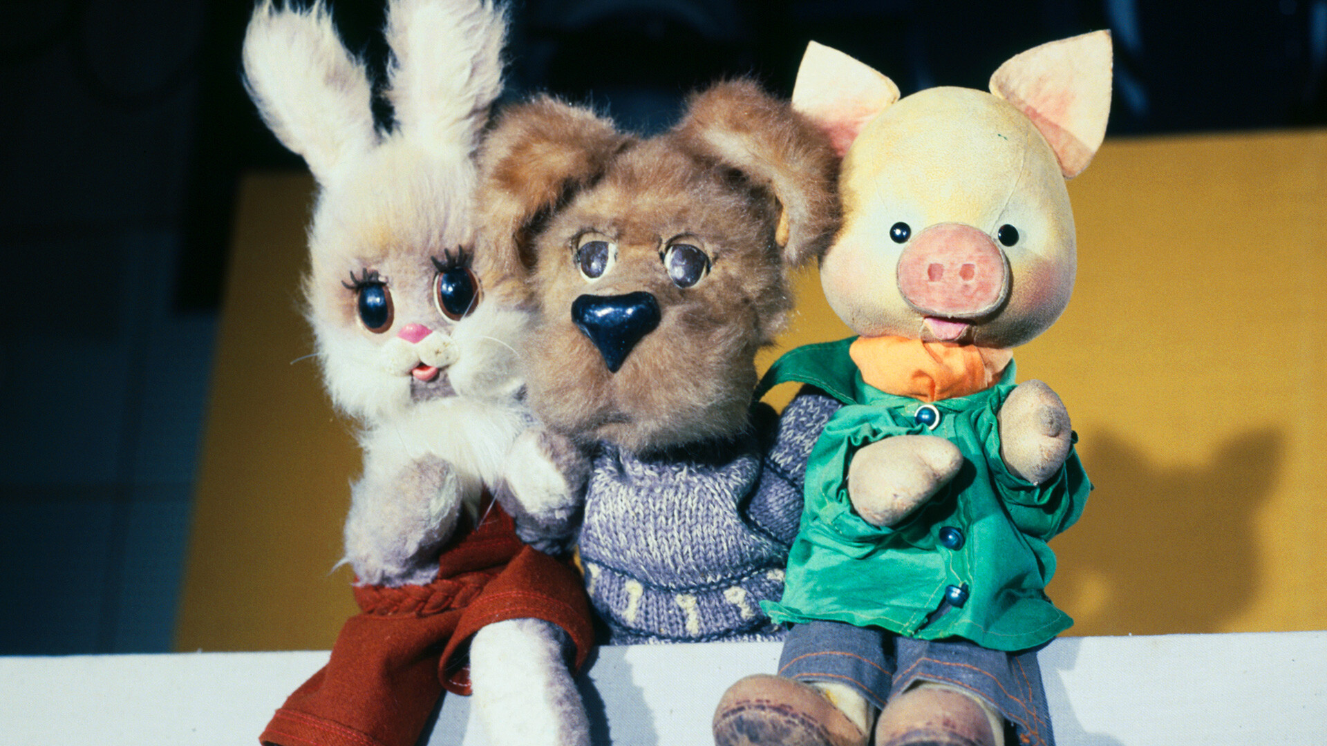 ロシアの人気子ども向け番組「おやすみなさい、こどもたち！」のキャラクター達：ウサギのステパーシャ、犬のフィーリャ、子豚のフリューシャ