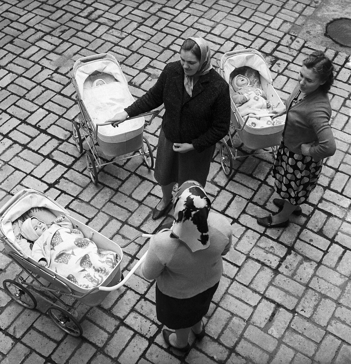 Jeunes mères soviétiques avec leurs enfants, 1968