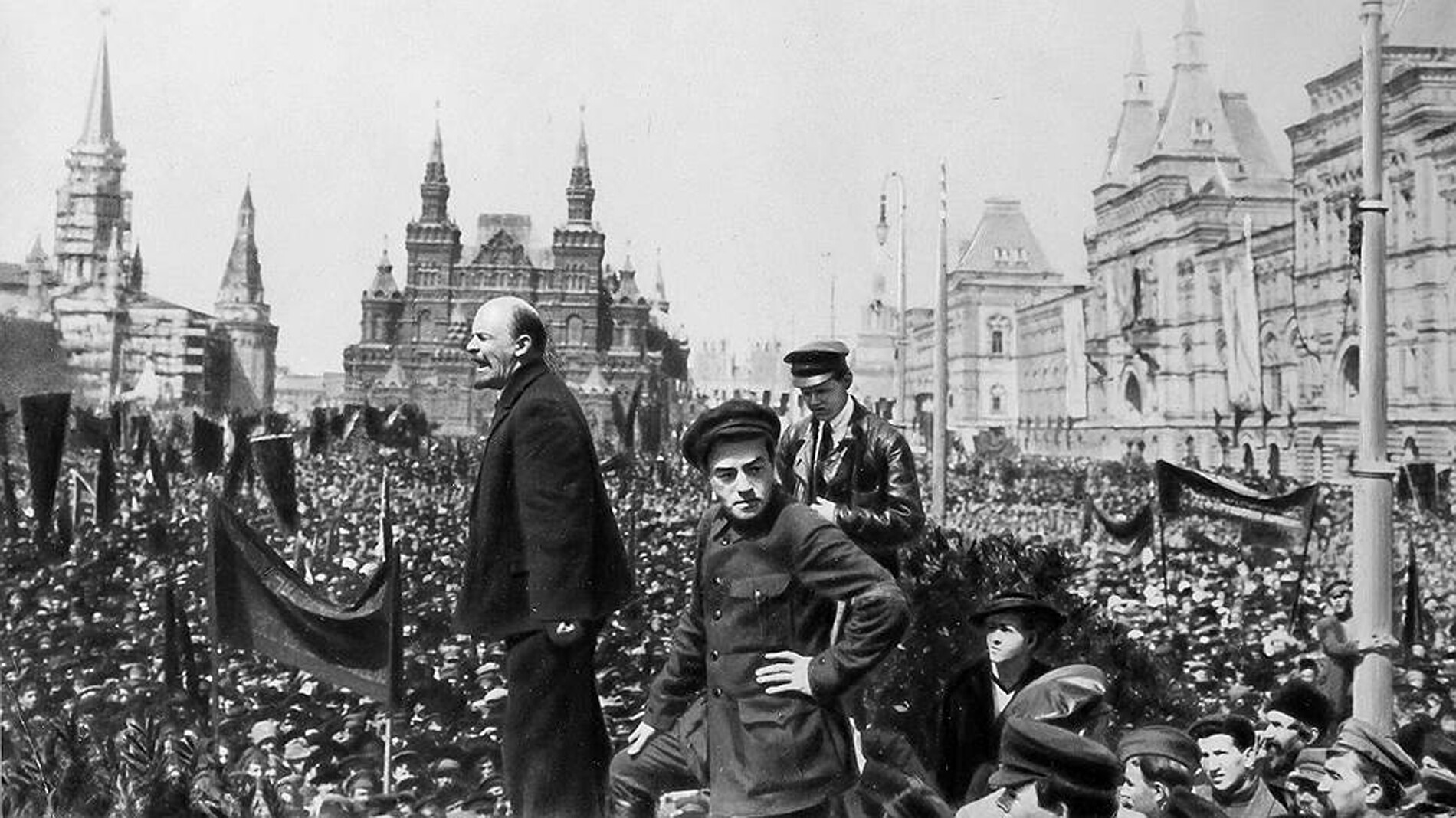 Lenin pronuncia un discurso en la Plaza Roja de Moscú con motivo de la inauguración de un monumento temporal a Stepán Razin, 1 de mayo de 1919.