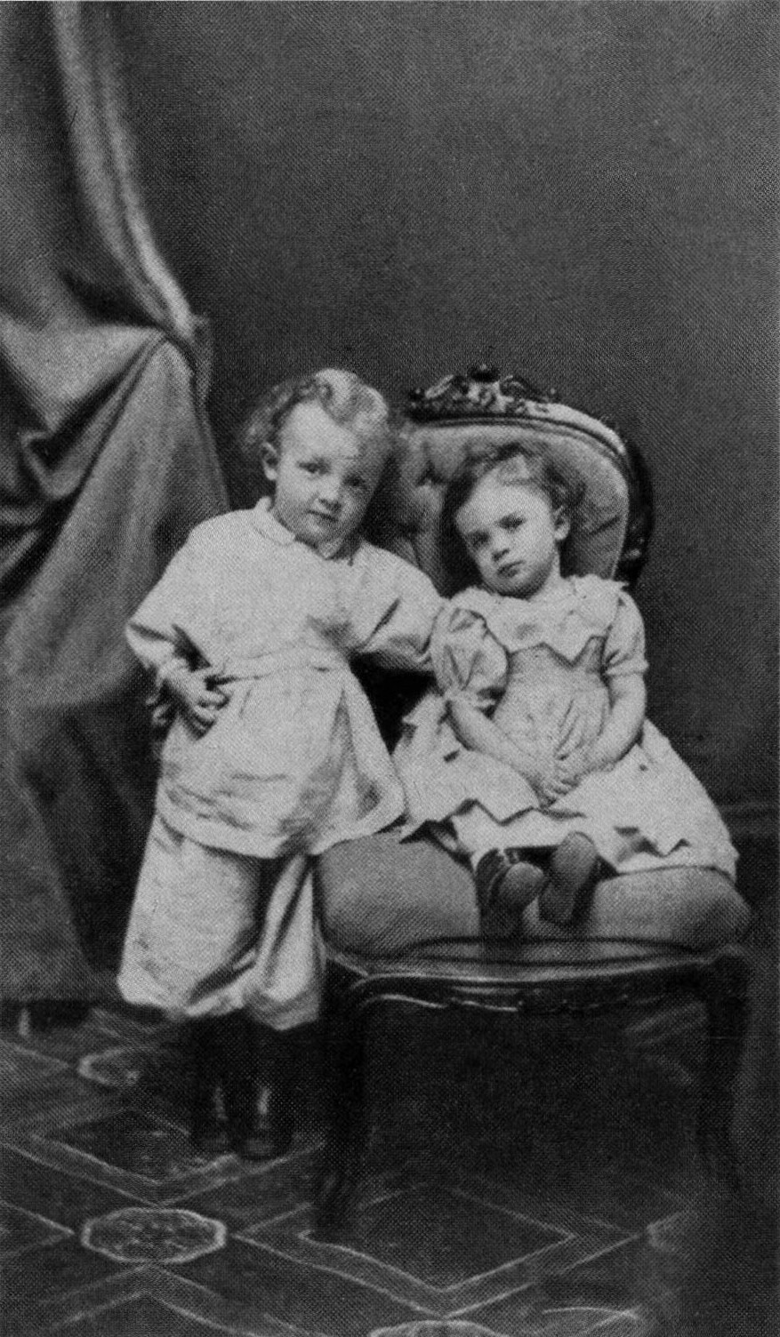 Vladímir Uliánov, de 4 años, junto a su hermana Olga. Simbirsk, 1874.