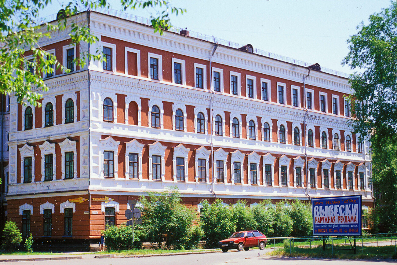 Lycée de garçons construit en 1909-1912 et situé au 104, rue Lénine. Le troisième étage a été ajouté pendant la reconstruction qui a fait suite à l’incendie de 1960