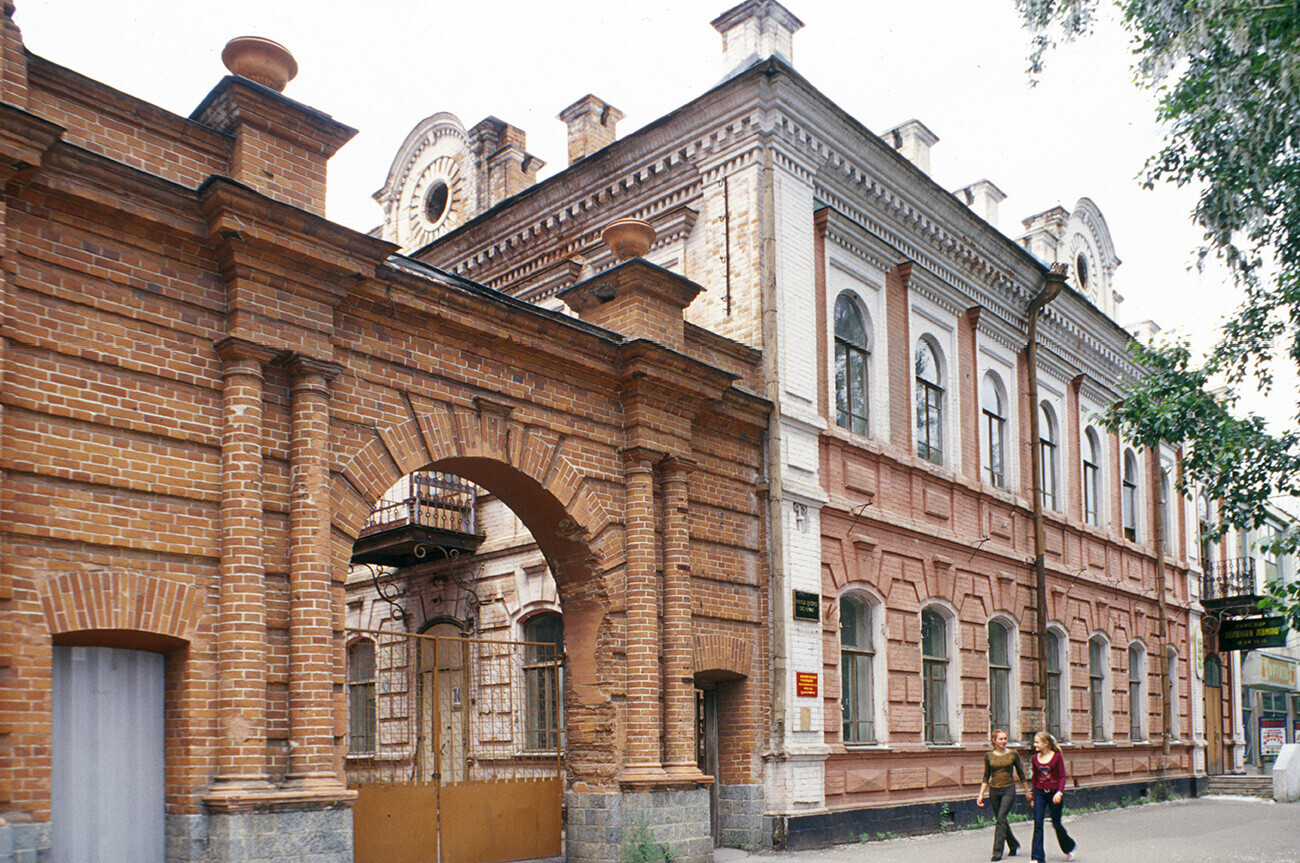 Magasin N. V. Kositsyne & Fils situé au 26, rue Pionerskaïa. Construit en 1912 pour un autre marchand moloque