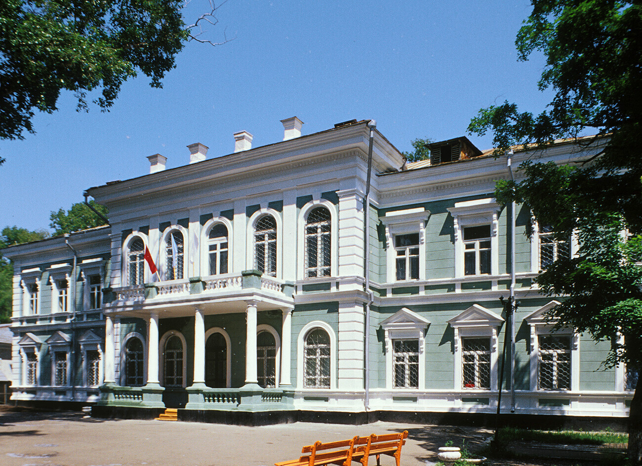 Ancienne résidence du gouverneur militaire construite en 1909-1912 et située 144, rue Lénine. Aujourd’hui, Maison de la Culture