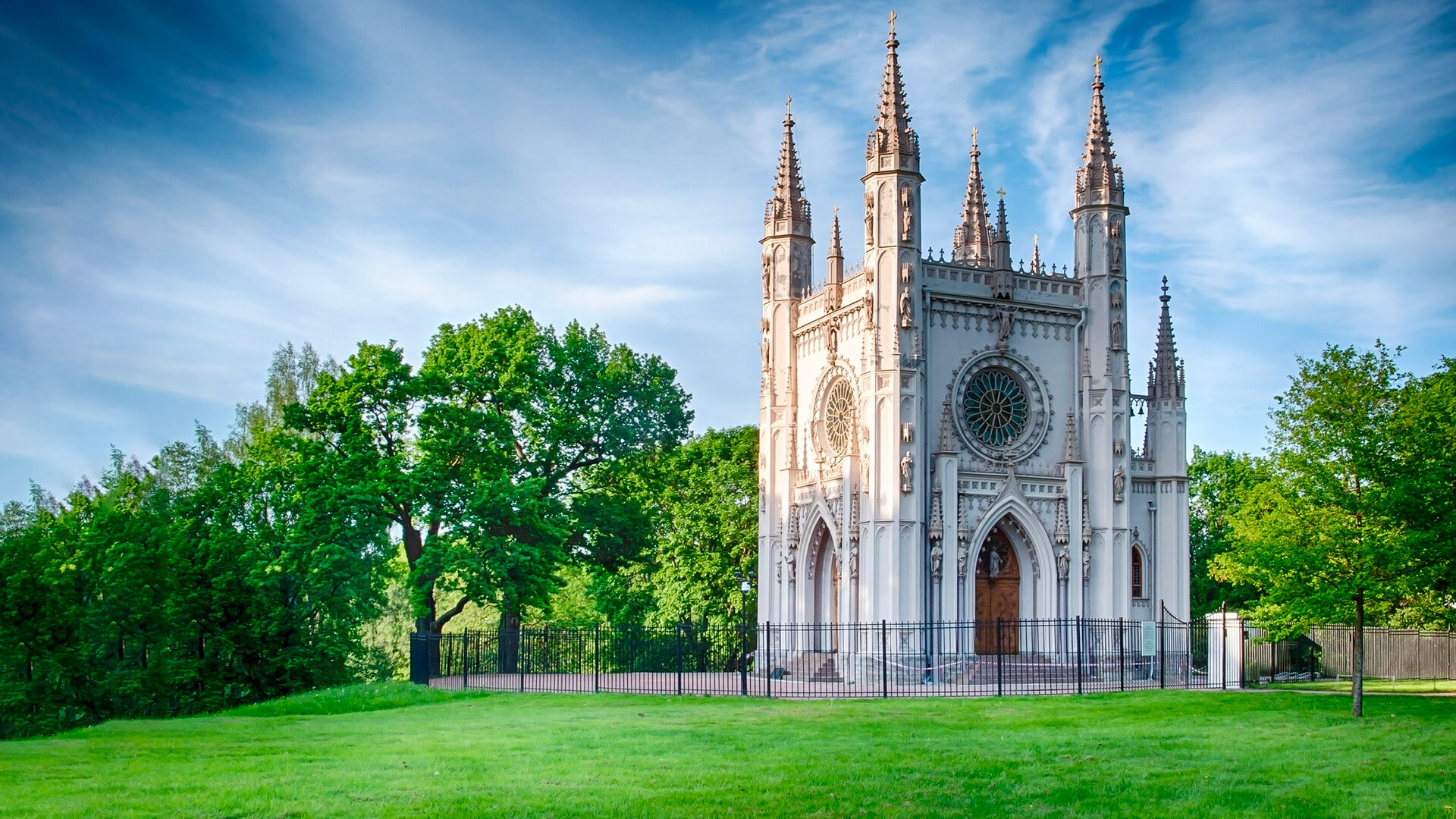 Iglesia ortodoxa de San Alexánder Nevski (capilla gótica) en el parque Alejandra de Peterhof, San Petersburgo, Rusia.