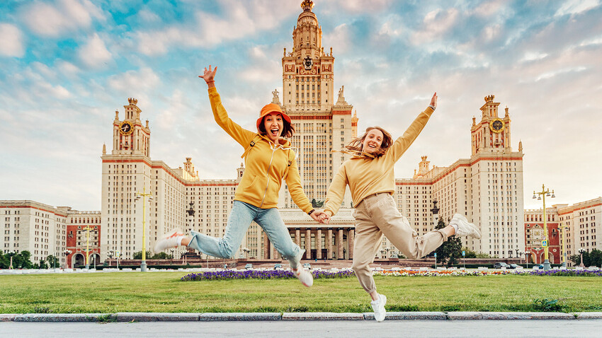 Tourists in front of the Moscow University building