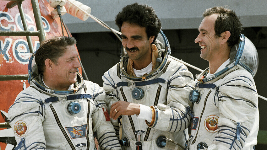 O cosmonauta-piloto da URSS Vladímir Liákhov (à esquerda), o cosmonauta e pesquisador capitão Abdul Ahad Mohmand (centro) e o médico Valéri Poliakov (à direita)
