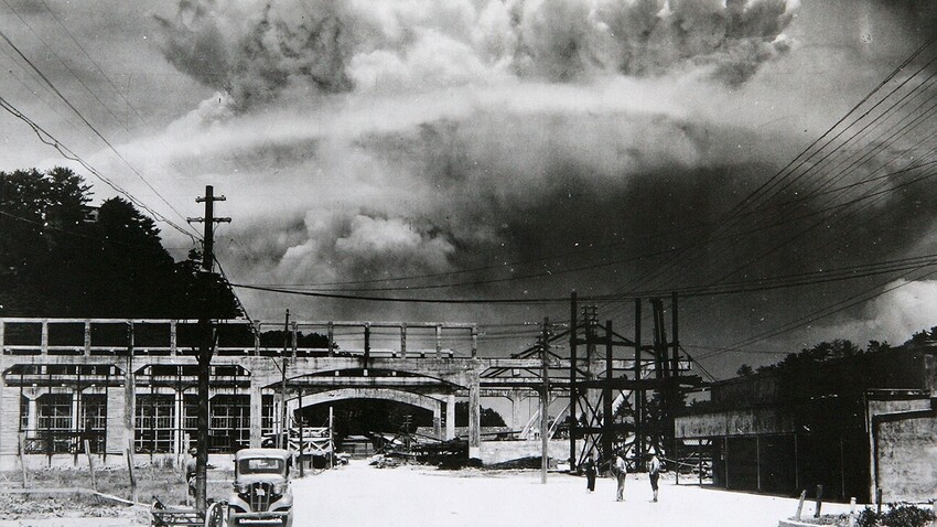 Imagen del hongo nuclear producido por el bombardeo de Nagasaki, visto a una distancia de 9.6 kilómetros. Japón, el 9 de agosto de 1945.
