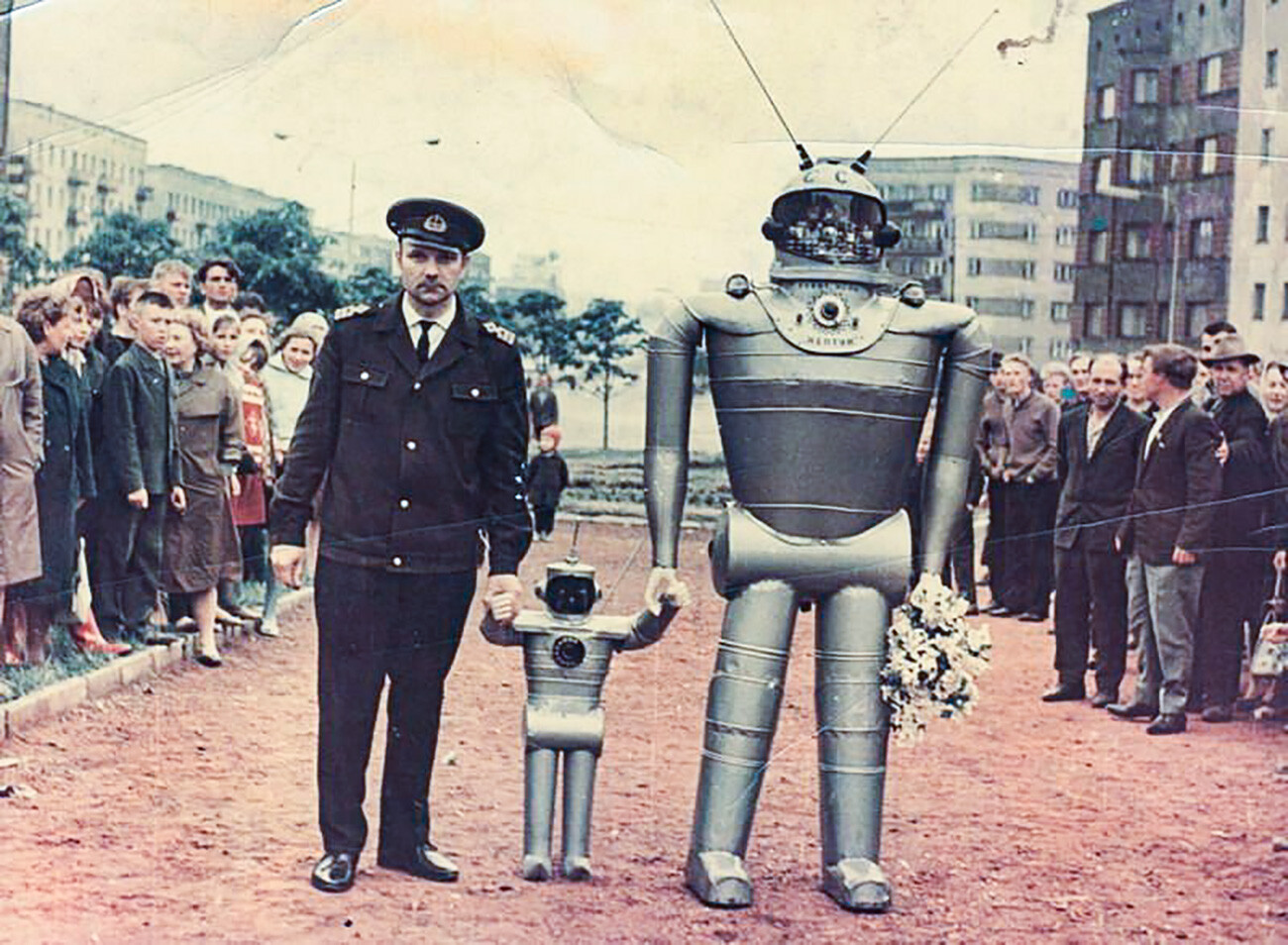 Boris Vassilenko, vencedor da primeira competição de robôs da URSS. Caminhada dos “homens de ferro” pelas ruas de Kaliningrado.