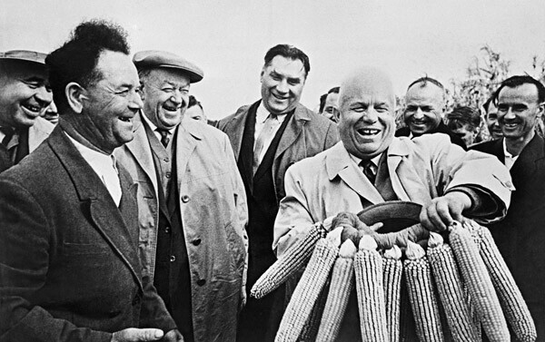 El primer ministro de la Unión Soviética Nikita Jrushchov (a la derecha)