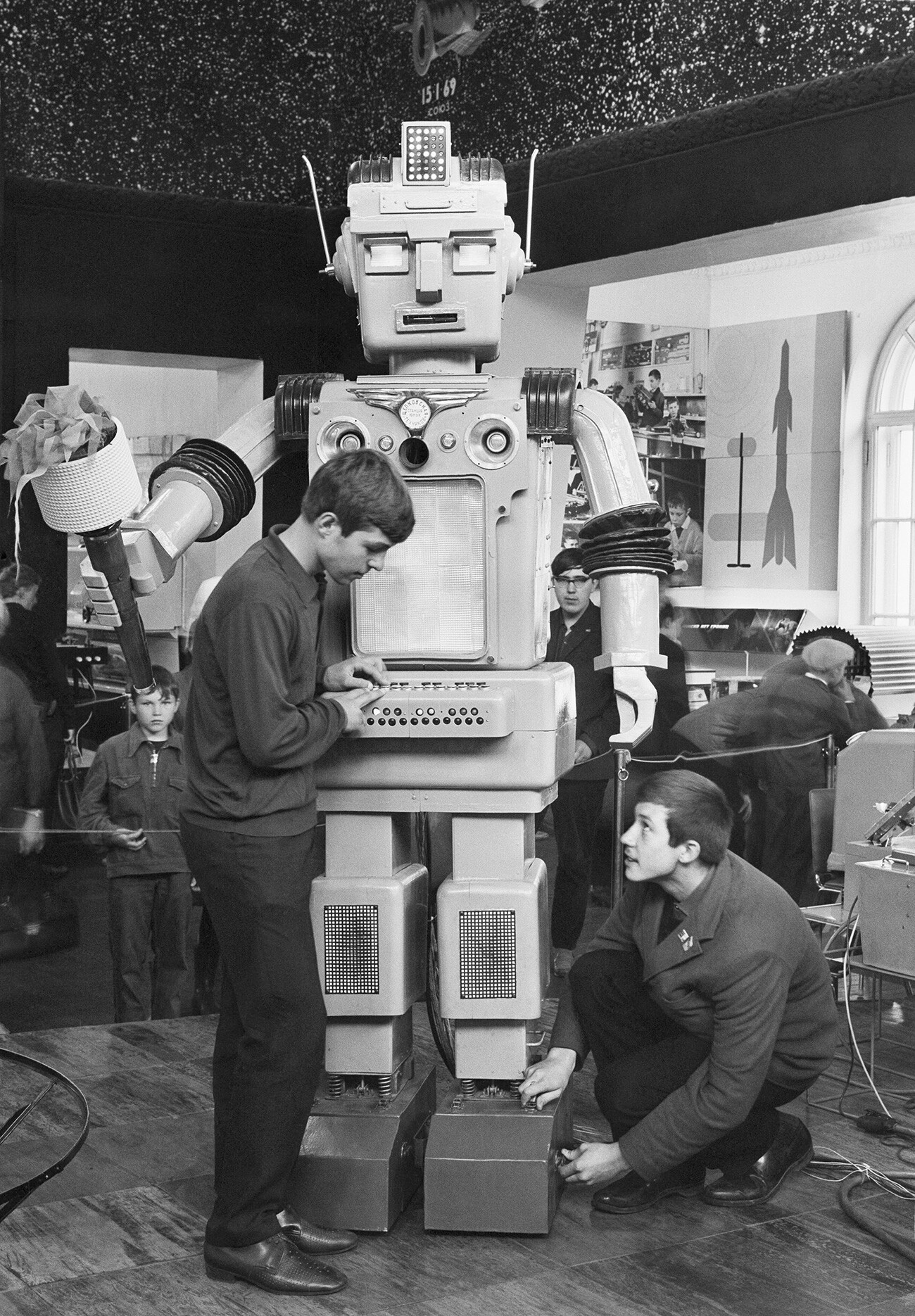 A robot in the “Young Technicians” pavilion at the All-Union Exhibition of National Economic Achievements of the USSR. 