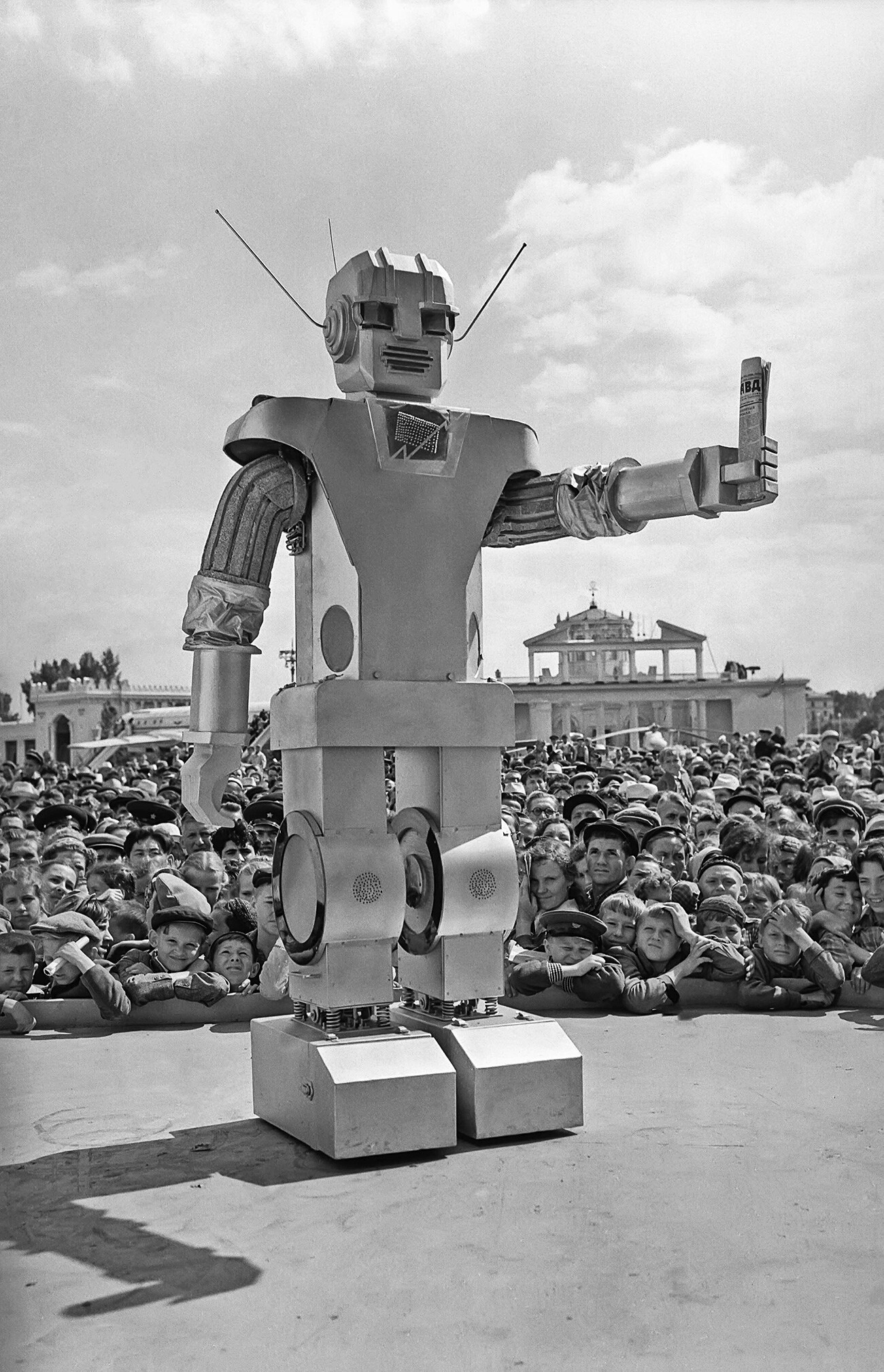 A “mechanical man” designed by Moscow schoolchildren at the entrance to the pavilion “Electrification of the USSR”. 1959. 