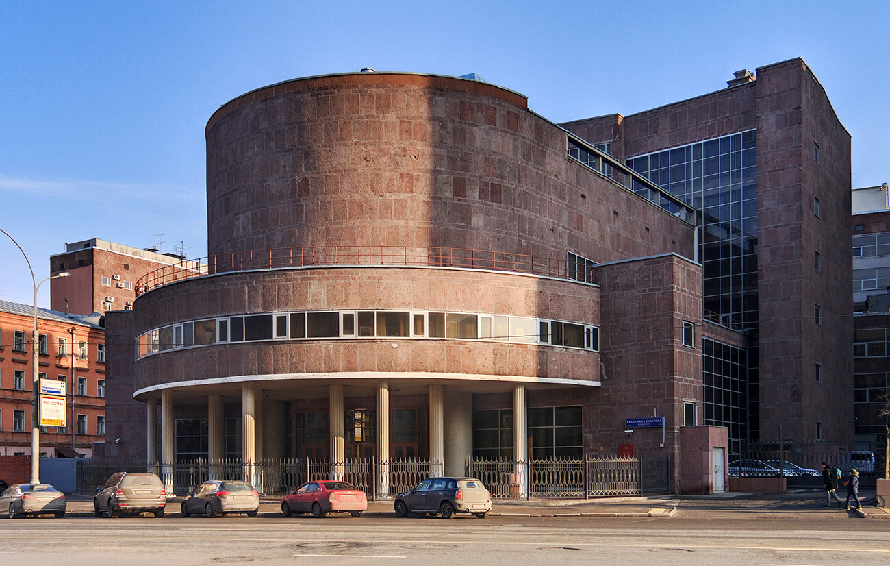 ツェントロソユーズ（旧ソ連消費者協同組合中央同盟会館、ミャスニツカヤ通り39番地）は、1930年代に、フランスの大建築家ル・コルビュジエの設計で建設された。彼が設計した、現存するソ連時代の建築はこれだけだ。モスクワっ子の間では、「ムカデ」のあだ名で知られる。支柱がムカデの足を思わせるからだ。