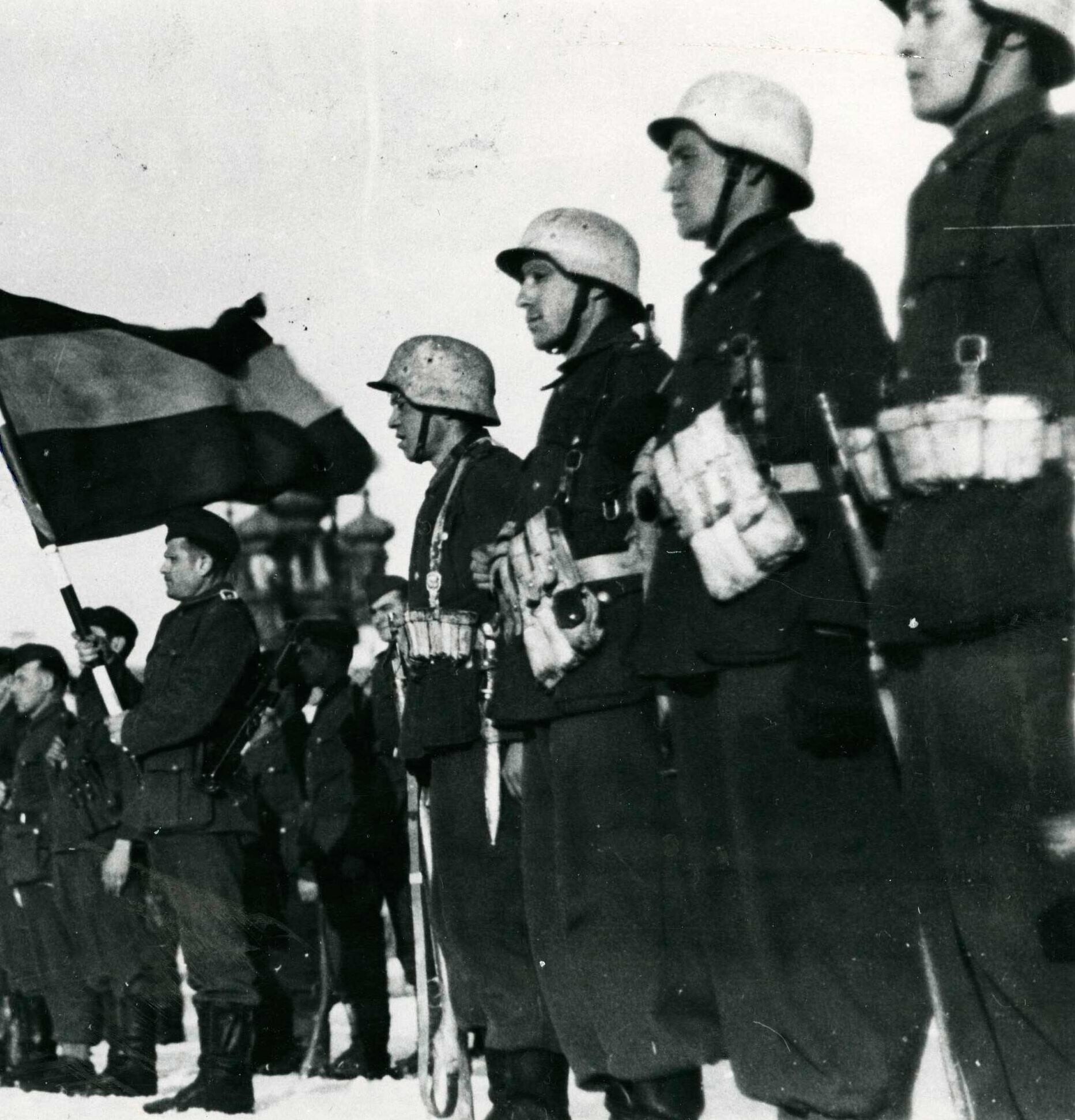 Soldados de la División Azul en puesto de mando de Prokrowskaja, URSS.