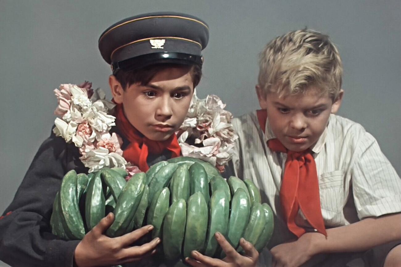 Héroes de la película 'Starik Hottabych' con plátanos verdes artificiales. 1956