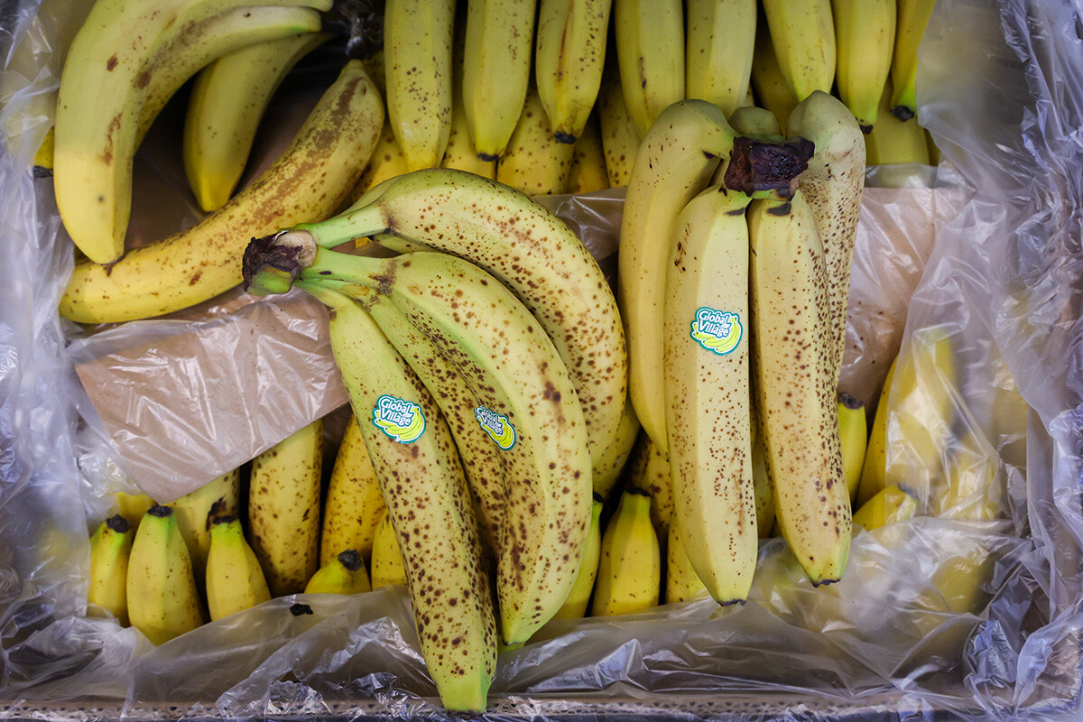 Plátanos a la venta en la tienda de descuento.


