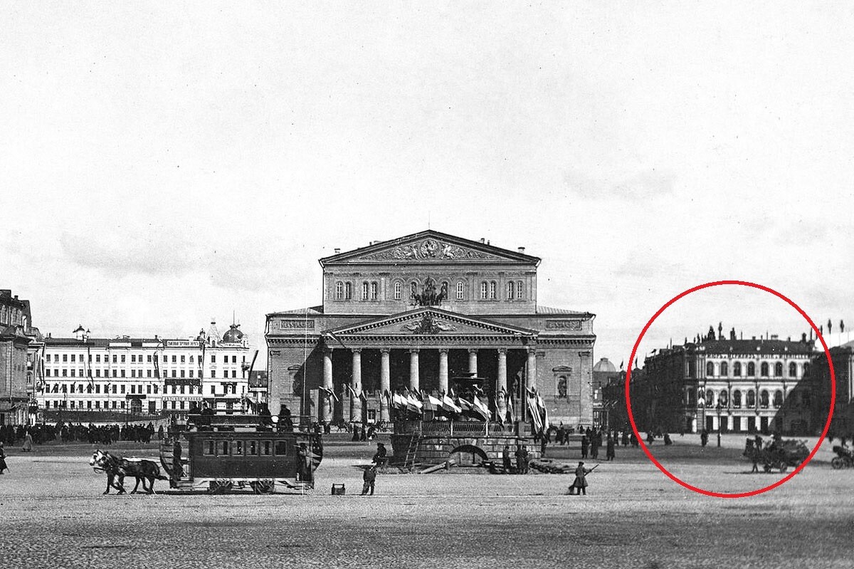 Moscow in 1896. The first building of ‘Muir & Mirrielees’ store is seen on the right