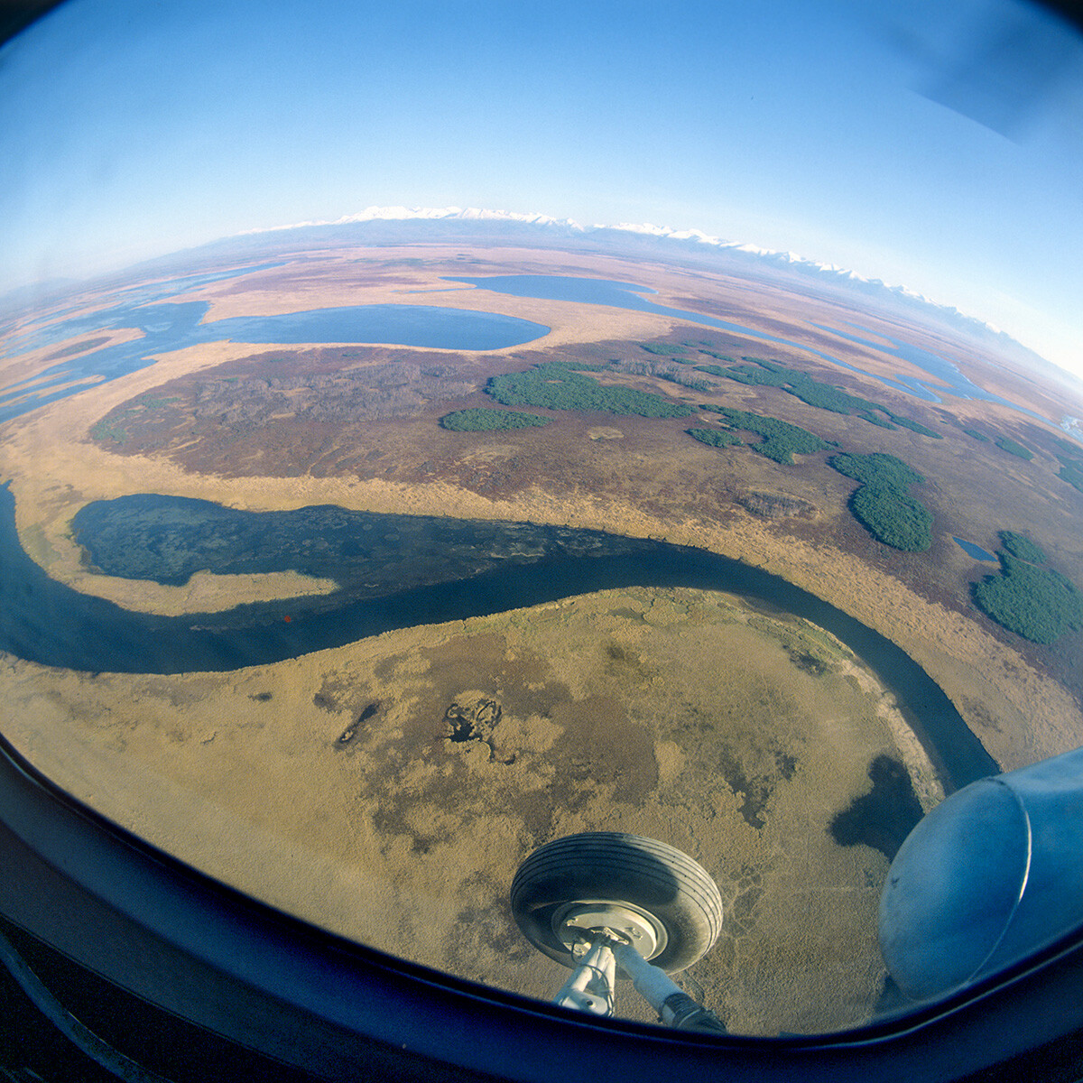 Muiakán, uno de los numerosos ríos por los que pasará el ferrocarril Baikal-Amur. Vista desde un avión. 