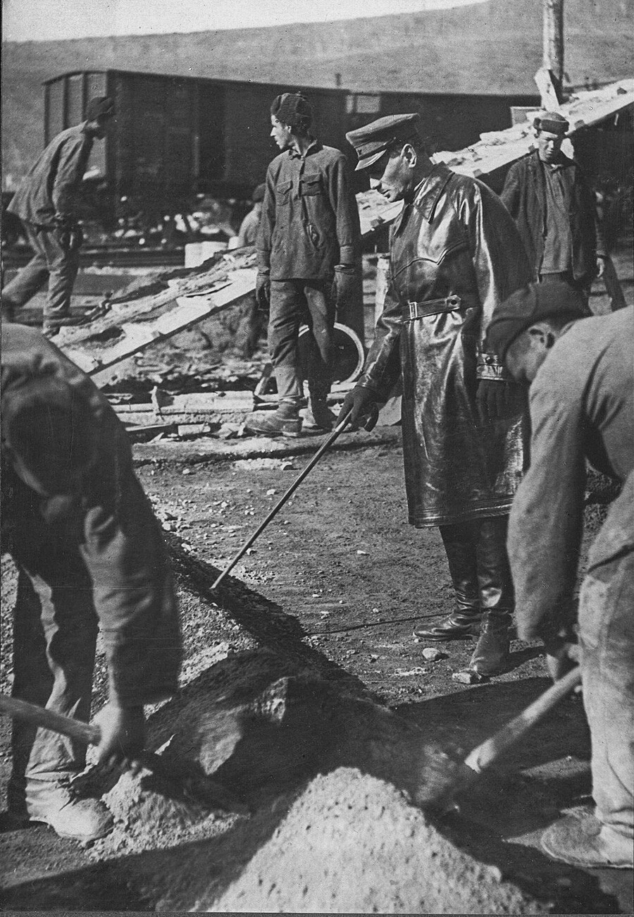 Bamlag del NKVD. Sección de Arjará - Jabárovsk del ferrocarril del Lejano Oriente. Naftali Arónovich Frénkel, jefe de construcción, examinando las obras.